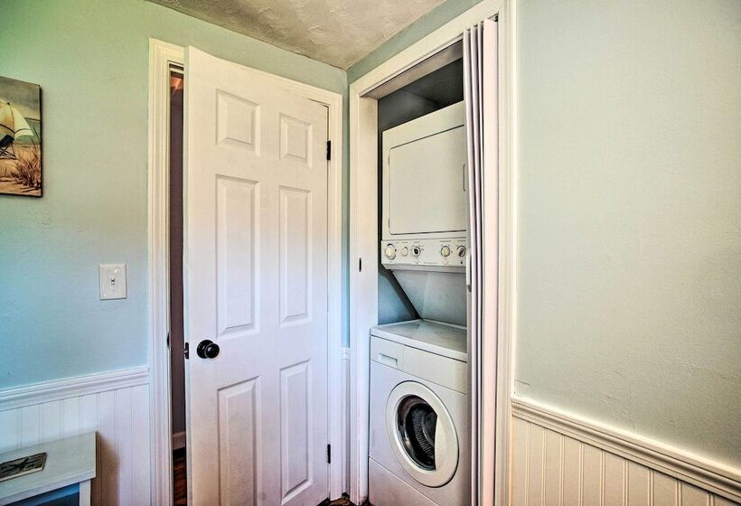 Cape Cod Bungalow W/ Patio < 1 Mi To Beaches!