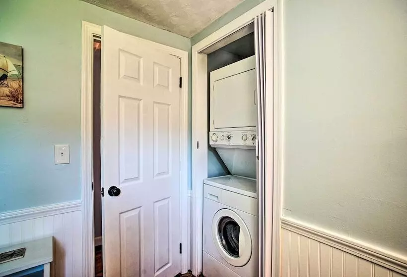 Cape Cod Bungalow W/ Patio < 1 Mi To Beaches!