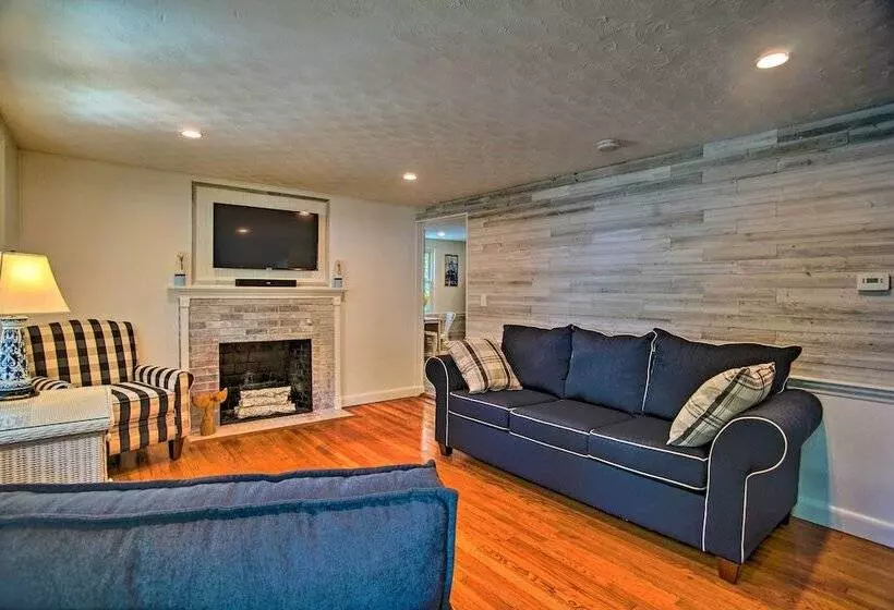 Cape Cod Bungalow W/ Patio < 1 Mi To Beaches!