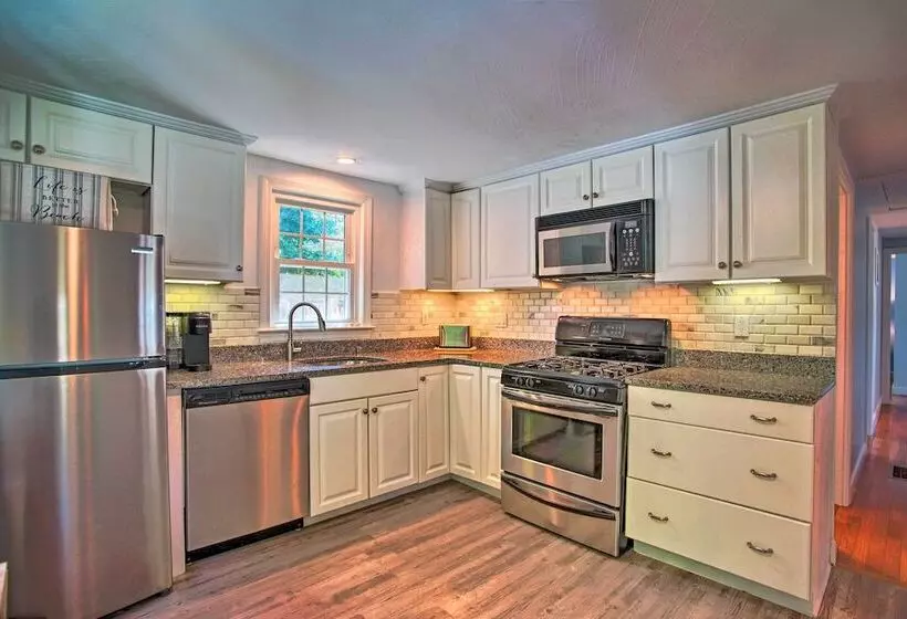 Cape Cod Bungalow W/ Patio < 1 Mi To Beaches!