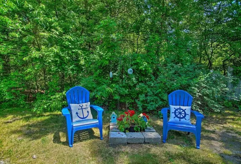 Cape Cod Bungalow W/ Patio < 1 Mi To Beaches!