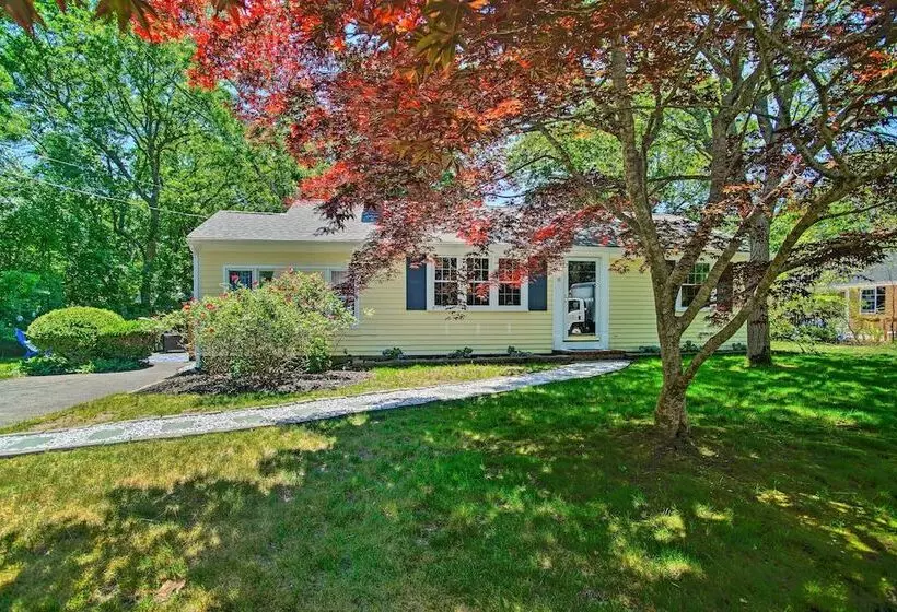 Cape Cod Bungalow W/ Patio < 1 Mi To Beaches!