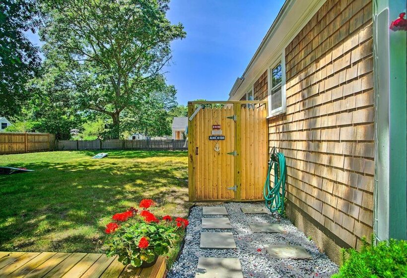Cape Cod Bungalow W/ Patio < 1 Mi To Beaches!