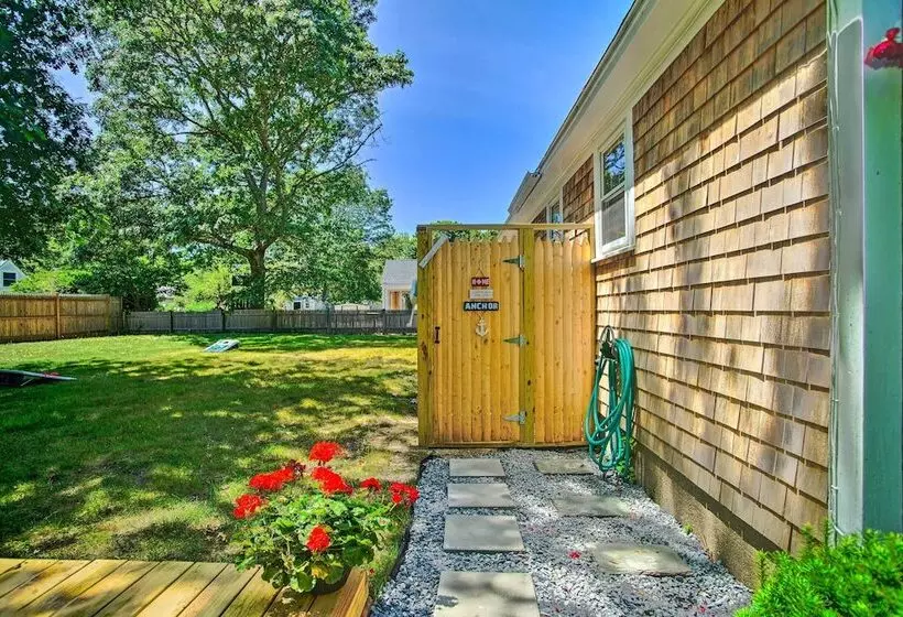 Cape Cod Bungalow W/ Patio < 1 Mi To Beaches!