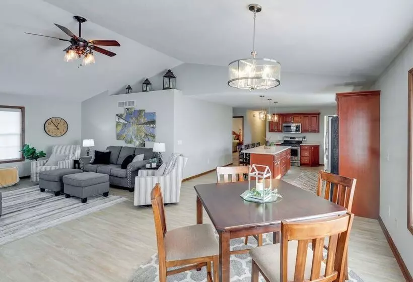 Charming Stanwood Home On Muskegon River!