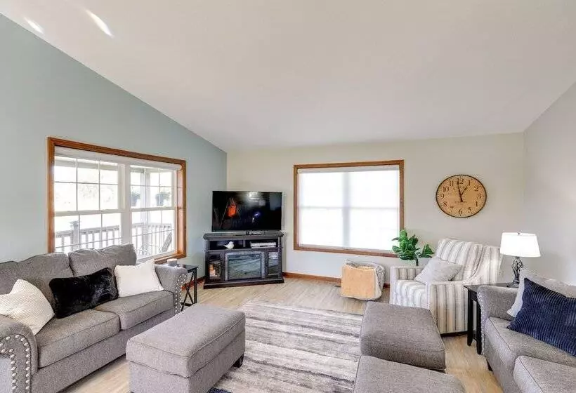 Charming Stanwood Home On Muskegon River!