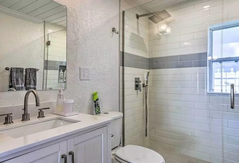 Chic Home W/ Fire Pit & Patio, Walk To Lake!