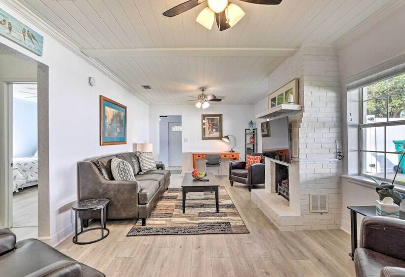 Chic Home W/ Fire Pit & Patio, Walk To Lake!