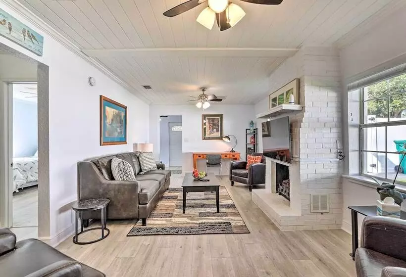 Chic Home W/ Fire Pit & Patio, Walk To Lake!