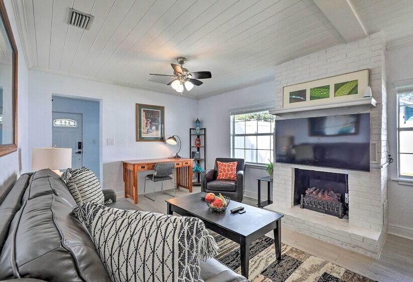 Chic Home W/ Fire Pit & Patio, Walk To Lake!