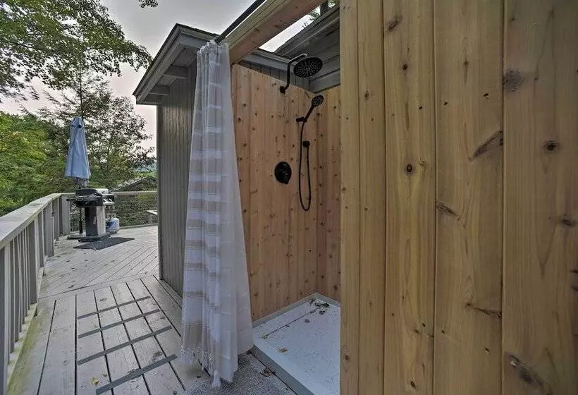 Cozy Stockbridge Cabin   Walk To Beach & Lake!