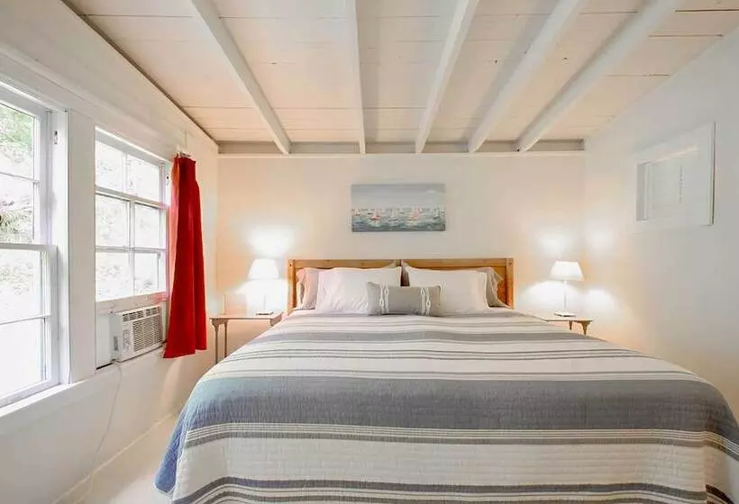 Cozy Stockbridge Cabin   Walk To Beach & Lake!