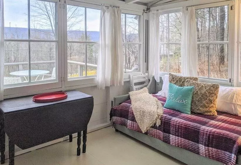 Cozy Stockbridge Cabin   Walk To Beach & Lake!
