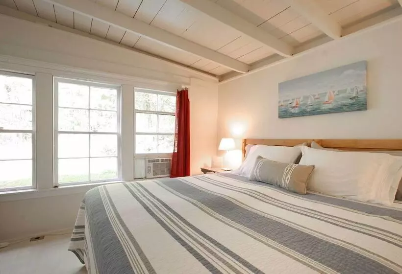 Cozy Stockbridge Cabin   Walk To Beach & Lake!