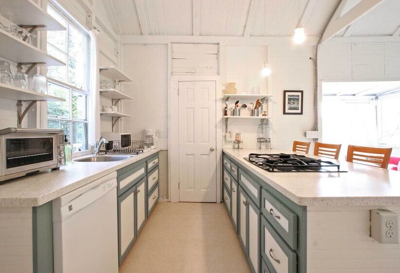 Cozy Stockbridge Cabin   Walk To Beach & Lake!