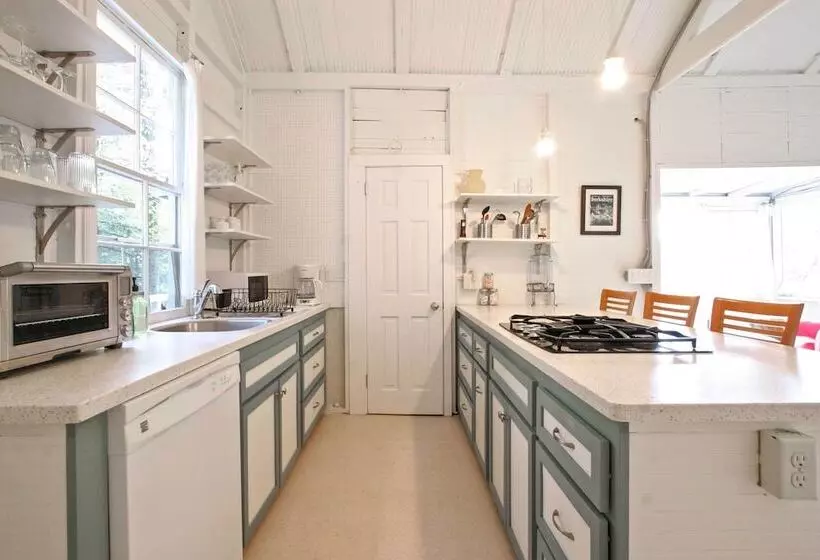 Cozy Stockbridge Cabin   Walk To Beach & Lake!