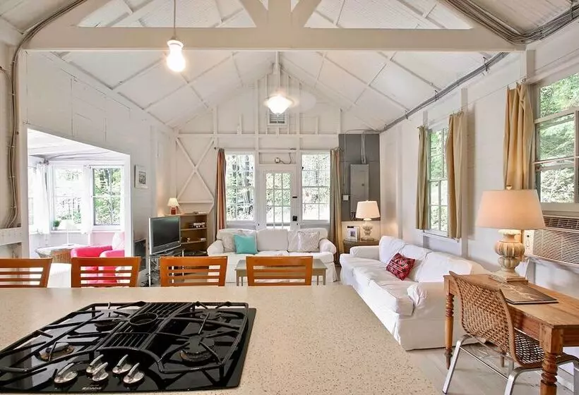 Cozy Stockbridge Cabin   Walk To Beach & Lake!