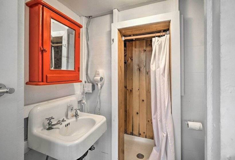 Cozy Stockbridge Cabin   Walk To Beach & Lake!