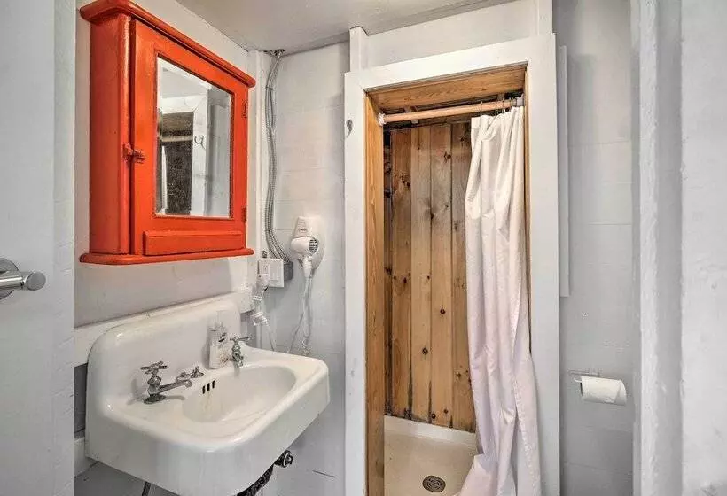 Cozy Stockbridge Cabin   Walk To Beach & Lake!