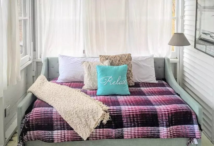 Cozy Stockbridge Cabin   Walk To Beach & Lake!