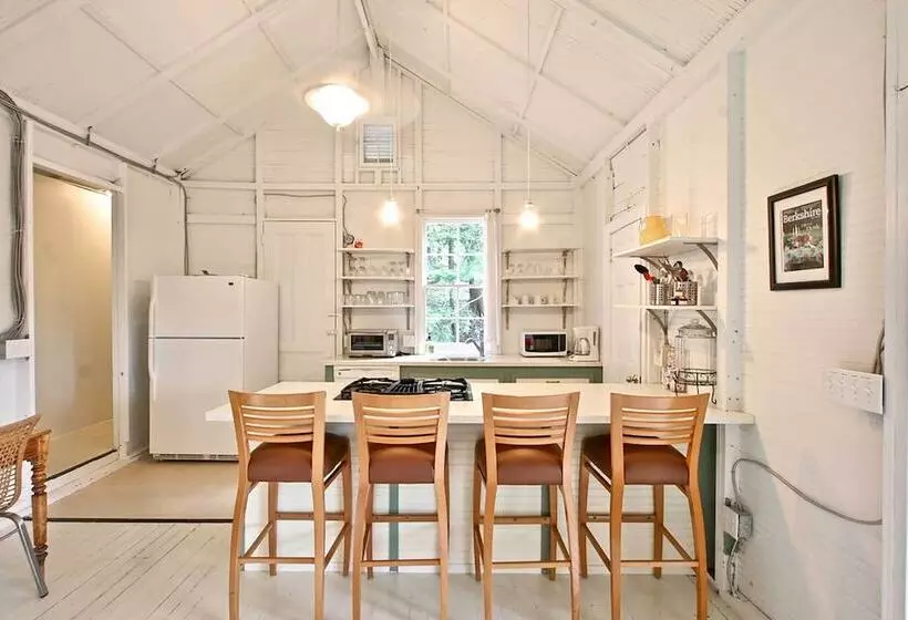 Cozy Stockbridge Cabin   Walk To Beach & Lake!