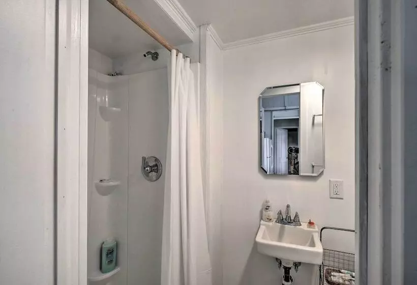 Cozy Stockbridge Cabin   Walk To Beach & Lake!