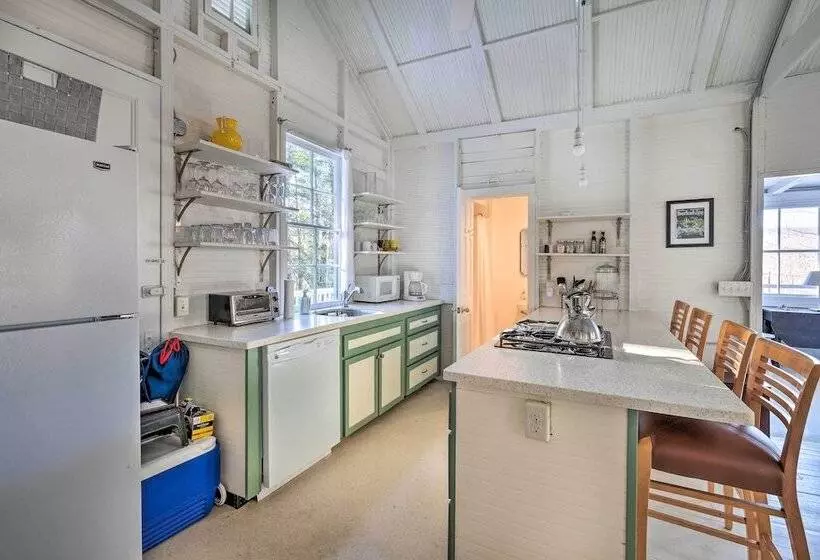 Cozy Stockbridge Cabin   Walk To Beach & Lake!