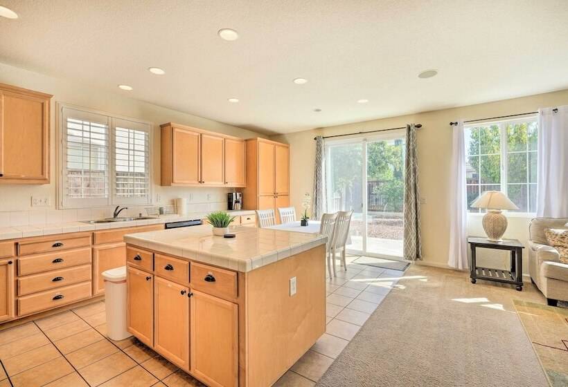 Elk Grove House W/ Grill ~ 3 Mi To Old Town!