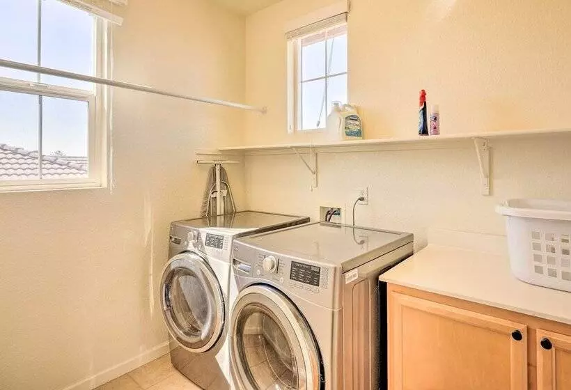 Elk Grove House W/ Grill ~ 3 Mi To Old Town!