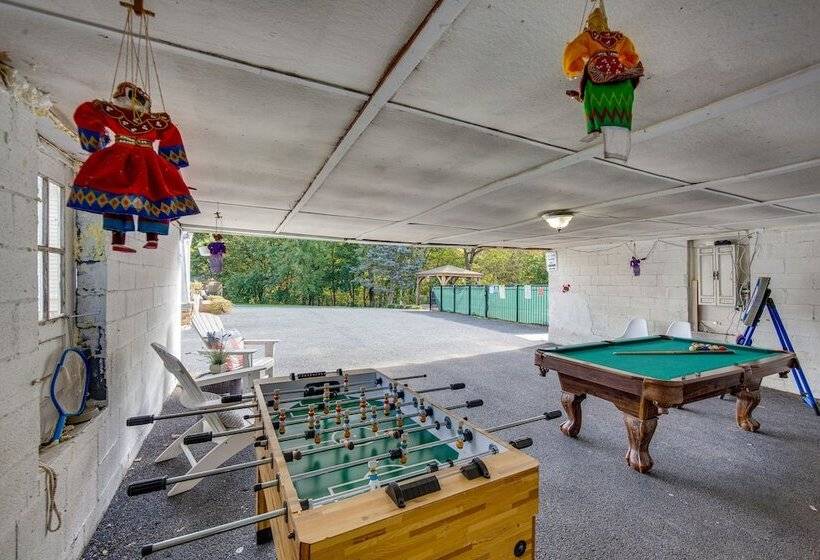 Family Home W/ Fire Pit   2 Mi To Hershey Park!