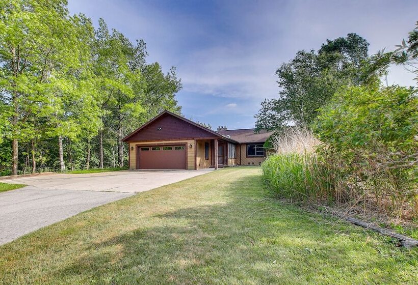 Idyllic Sturgeon Bay Cabin W/ Fire Pit + View
