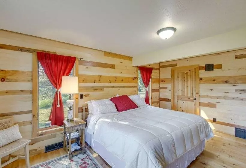 Idyllic Sturgeon Bay Cabin W/ Fire Pit + View