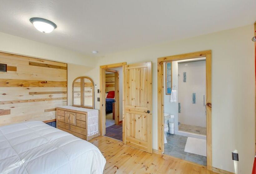 Idyllic Sturgeon Bay Cabin W/ Fire Pit + View