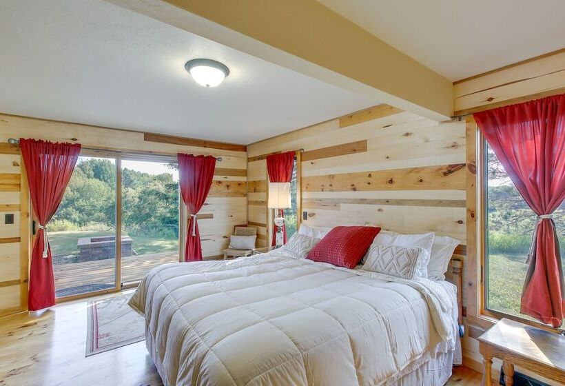 Idyllic Sturgeon Bay Cabin W/ Fire Pit + View