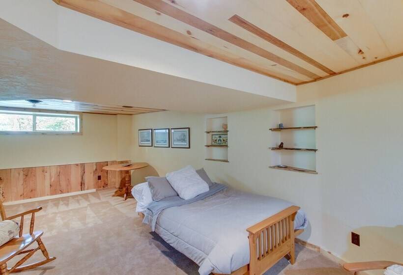 Idyllic Sturgeon Bay Cabin W/ Fire Pit + View