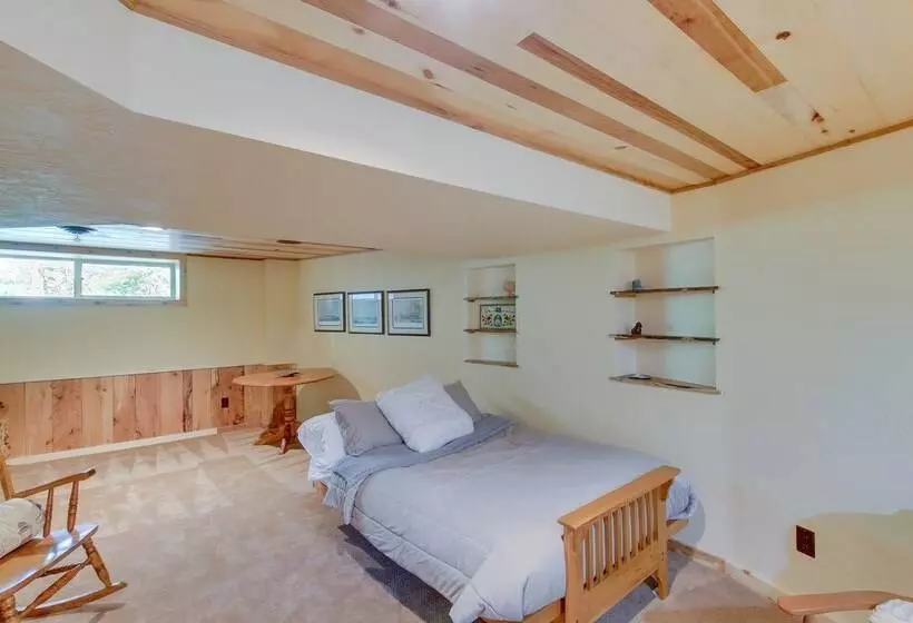 Idyllic Sturgeon Bay Cabin W/ Fire Pit + View