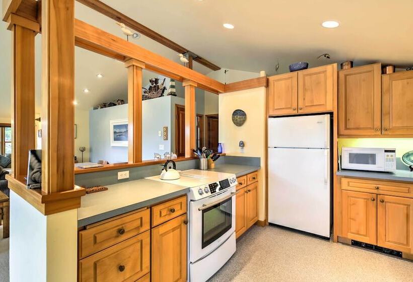 Large Manzanita House W/ 3 Balconies & Ocean Views