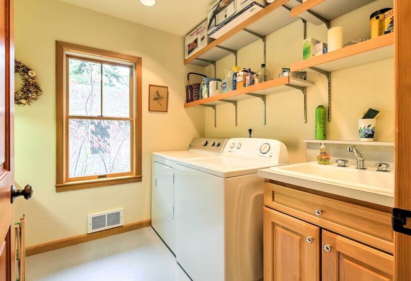 Large Manzanita House W/ 3 Balconies & Ocean Views