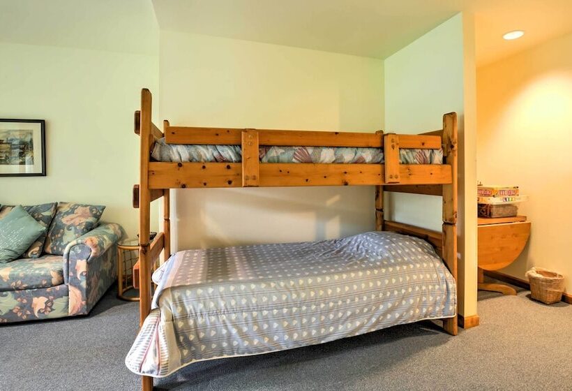 Large Manzanita House W/ 3 Balconies & Ocean Views