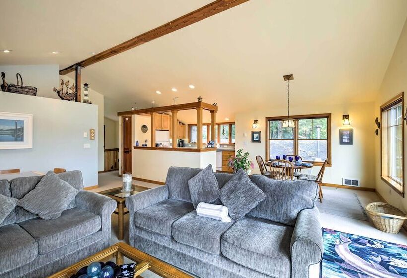 Large Manzanita House W/ 3 Balconies & Ocean Views