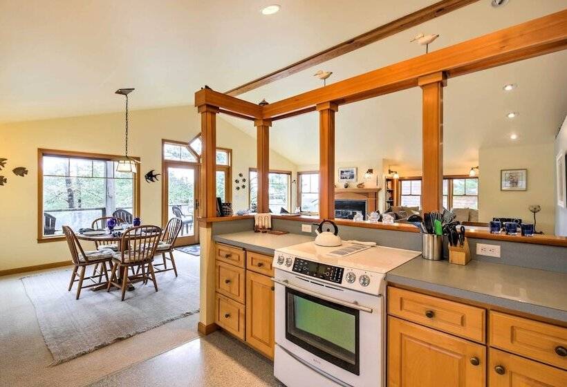 Large Manzanita House W/ 3 Balconies & Ocean Views