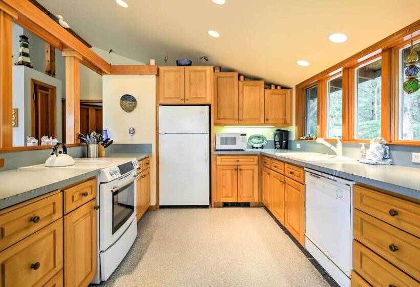 Large Manzanita House W/ 3 Balconies & Ocean Views