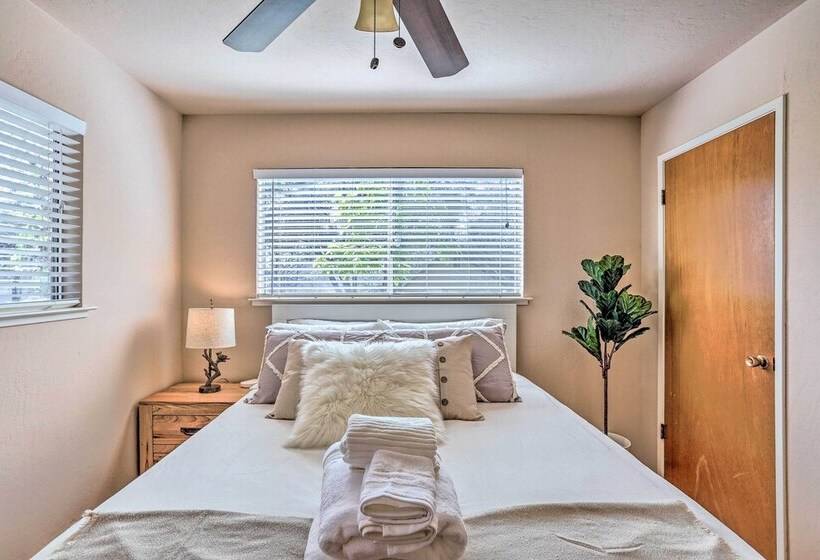 Lovely Oakhurst Cabin W/ Deck & Mtn Views!