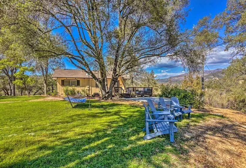 Lovely Oakhurst Cabin W/ Deck & Mtn Views!