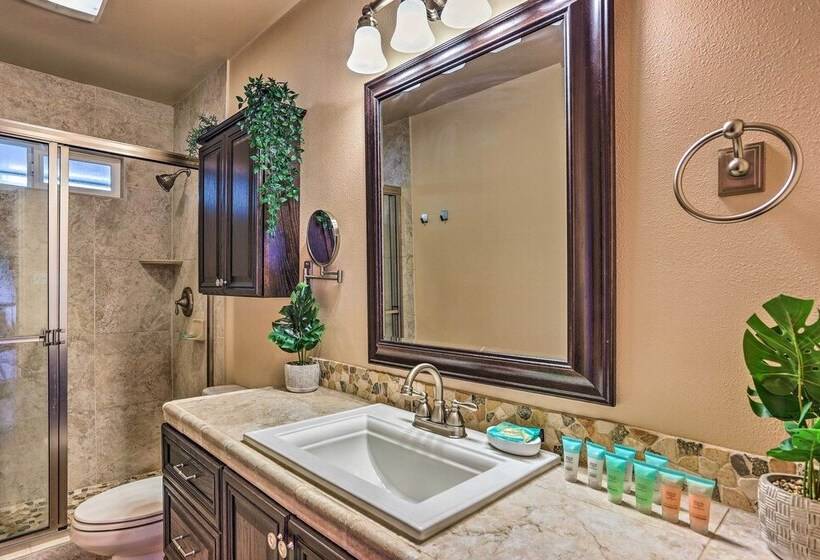 Lovely Oakhurst Cabin W/ Deck & Mtn Views!