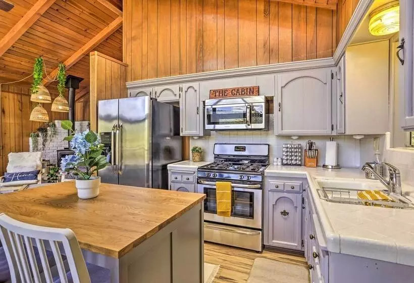 Lovely Oakhurst Cabin W/ Deck & Mtn Views!