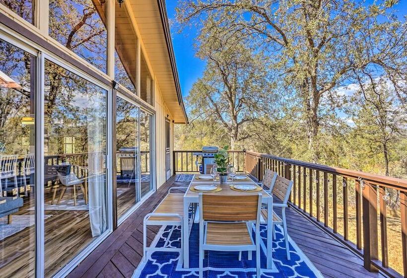 Lovely Oakhurst Cabin W/ Deck & Mtn Views!