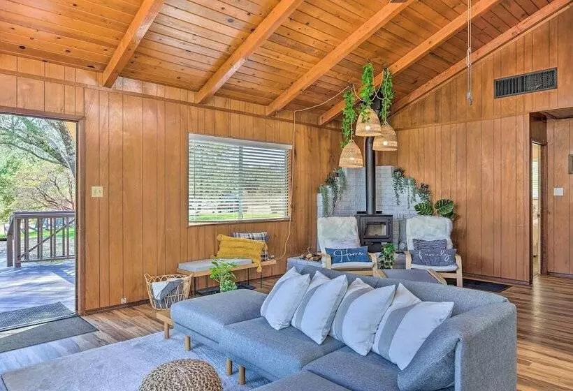 Lovely Oakhurst Cabin W/ Deck & Mtn Views!
