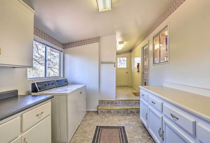 Lovely Oakhurst Cabin W/ Deck & Mtn Views!