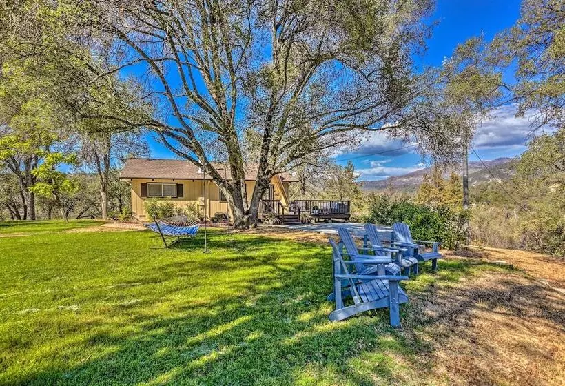 Lovely Oakhurst Cabin W/ Deck & Mtn Views!